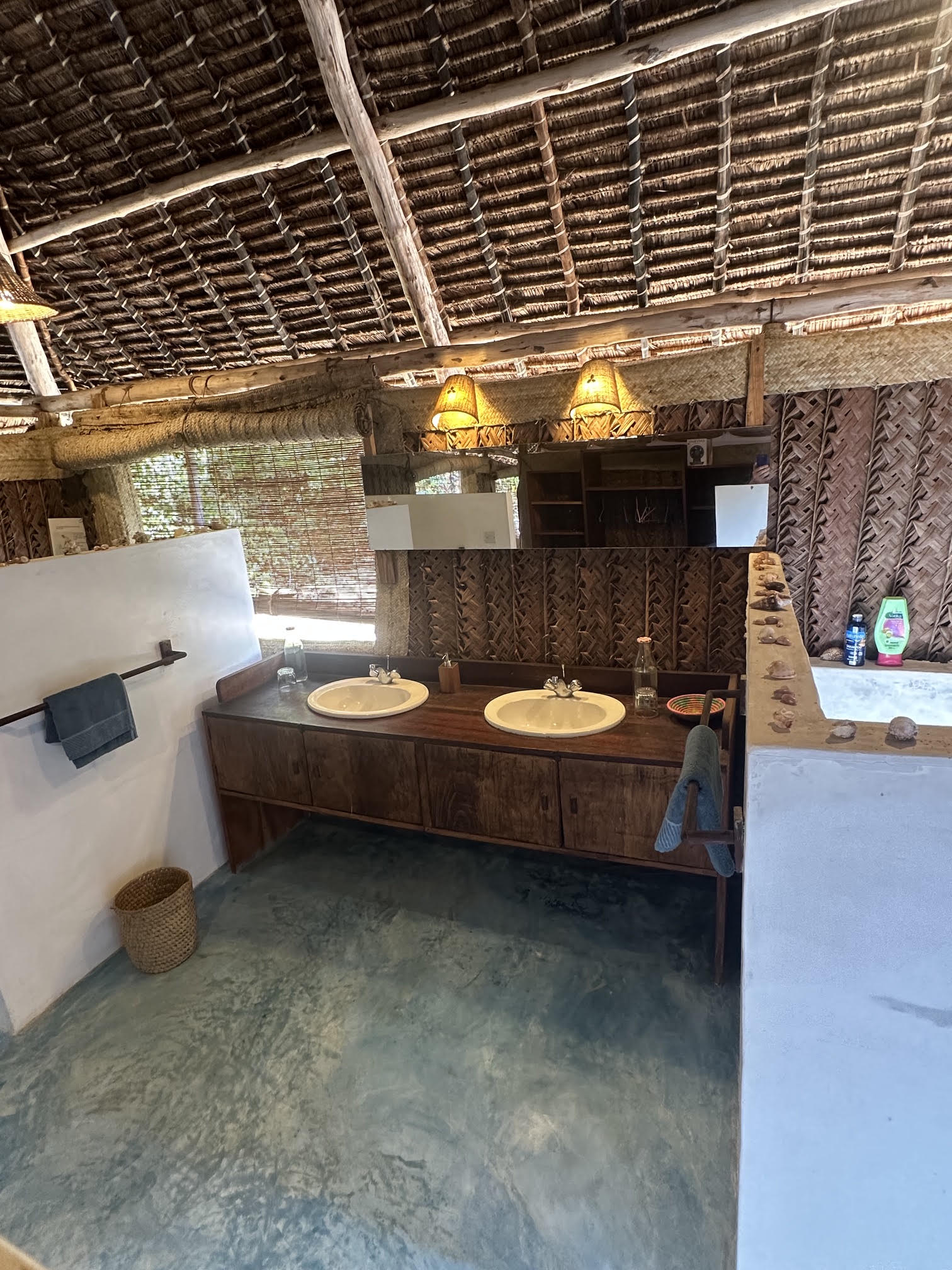 Family banda Kingfisher en suite bathroom