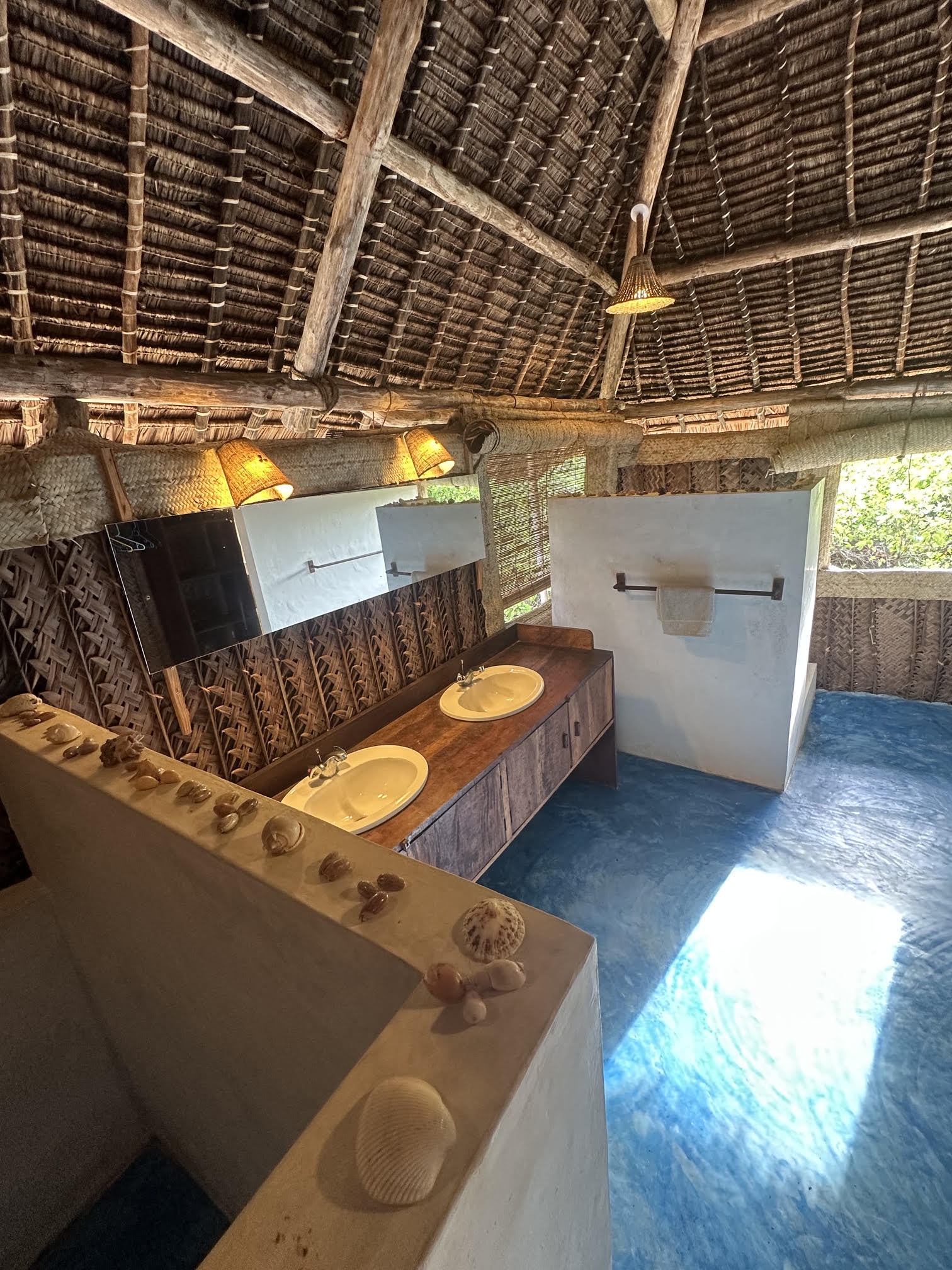 Family banda Sunbird en suite bathroom